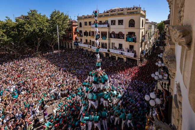 Los Castellers de Vilafranca hacen historia al descargar el primer pilar de 9 amb folre, manilles i puntals