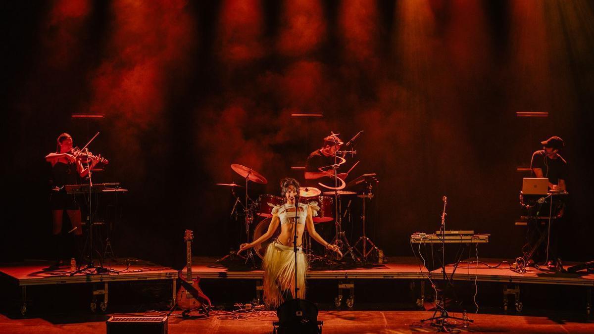 Sandra Monfort va actuar ahir al Teatre Municipal de Sant Feliu, dins el Festival Porta Ferrada.