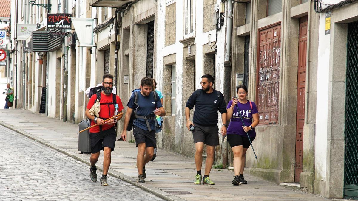 O barrio de San Pedro, igual que os de Sar ou San Lourenzo, está integrado na cidade histórica, extra murallas