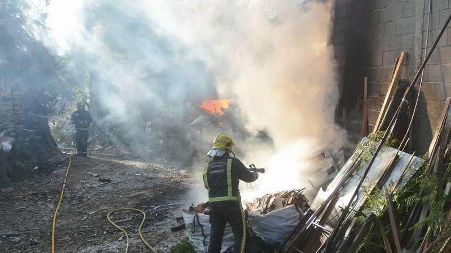 Dos de los bomberos, en un momento del operativo. // Rafa Vázquez