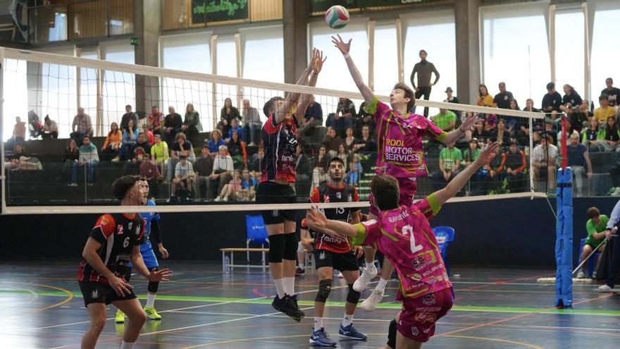 Un lance del partido del CV Xàtiva masculino contra el Rodi Balafia, en Lleida.