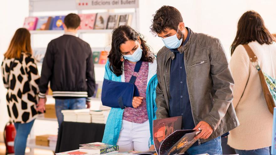 Asistentes a la Plaça del llibre