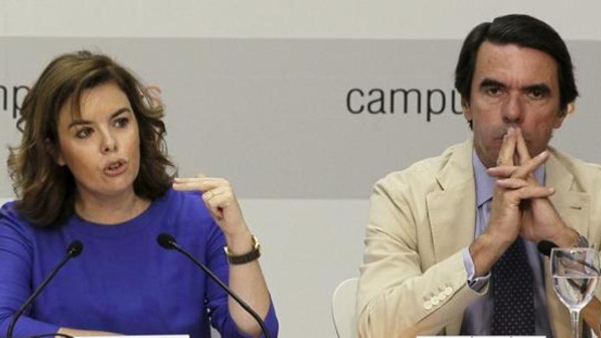 La vicepresidenta Soraya Sáenz de Santamaría, junto al expresidente José María Aznar.