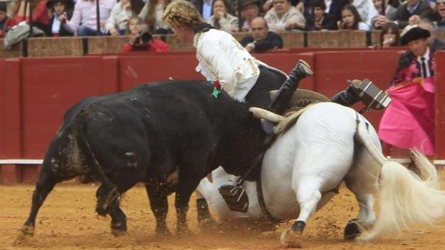 Cornada mortal a un caballo en la Feria de Sevilla