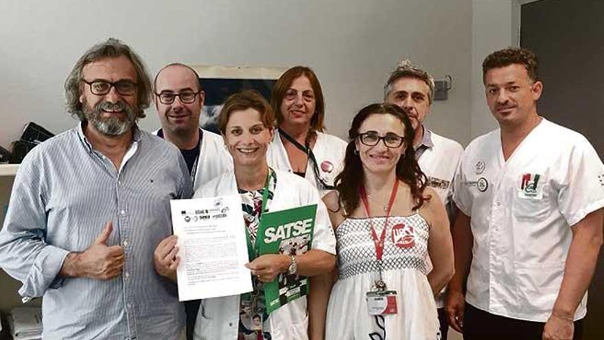 Todos los representantes sindicales de Son Espases, tras registrar su escrito. Junta de personal del Área de Ponent.