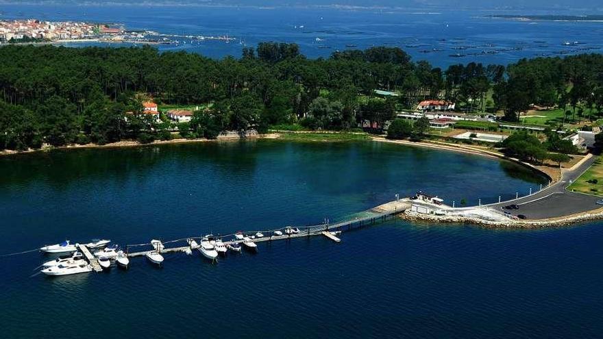 El puerto de la isla grovense de A Toxa, con el de O Corgo, al fondo. // Iñaki Abella