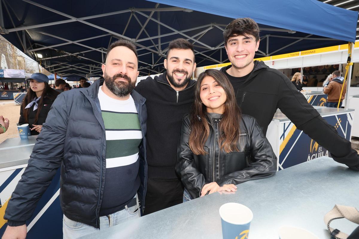 David, Adrián, Alejandro y Joana, en el Mesón de la Tapa y la Cerveza