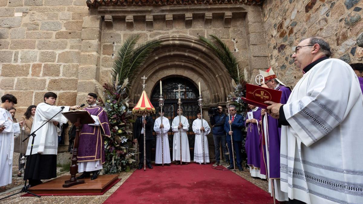 Momentos previos a la apertura de la Puerta Santa de la Basílica de Mérida.