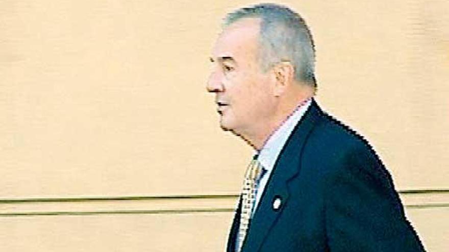 El general de Sanidad, Vicente Navarro, a su salida del juicio.