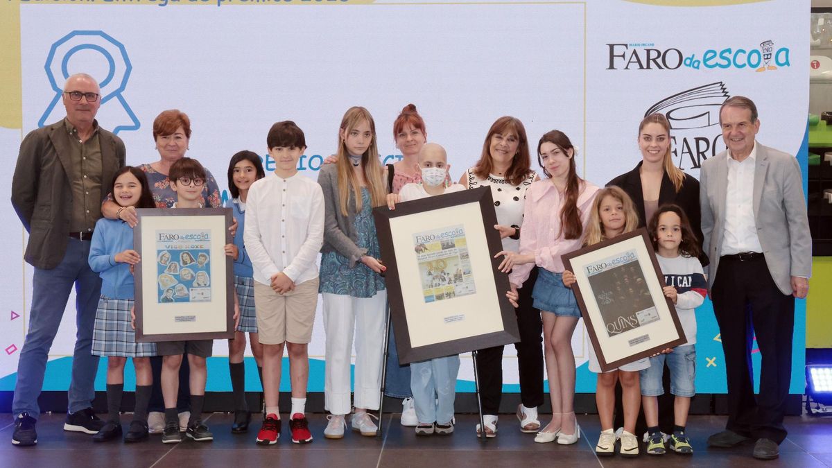 Abel Caballero e Rogelio Garrido cos gañadores do premio ao mellor diario: Aula del Cunqueiro, Niño Jesús de Praga y CEIP de Laredo.