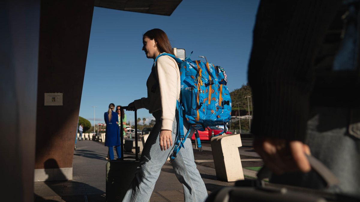 Una mujer entra con su maleta en el aeropuerto de Tenerife Norte.