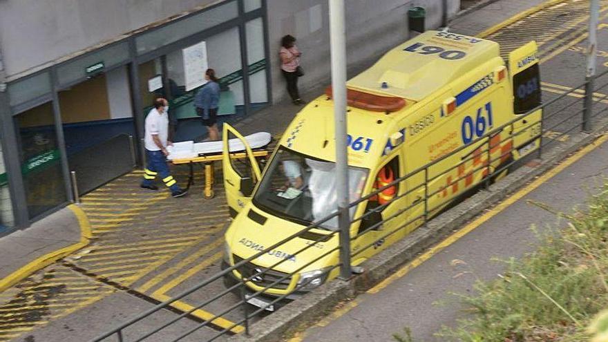Trabajadores del 061 tras dejar a un paciente en el Hospital Montecelo.