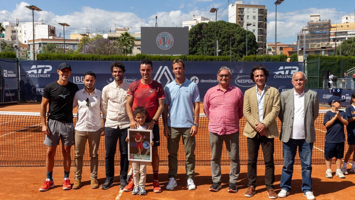 Roberto Bautista recibió un merecido homenaje en su adiós a València