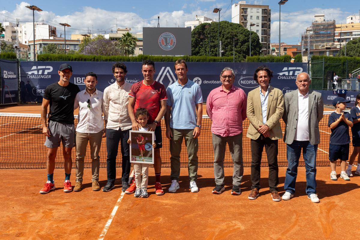 Roberto Bautista recibió un merecido homenaje en su adiós a València