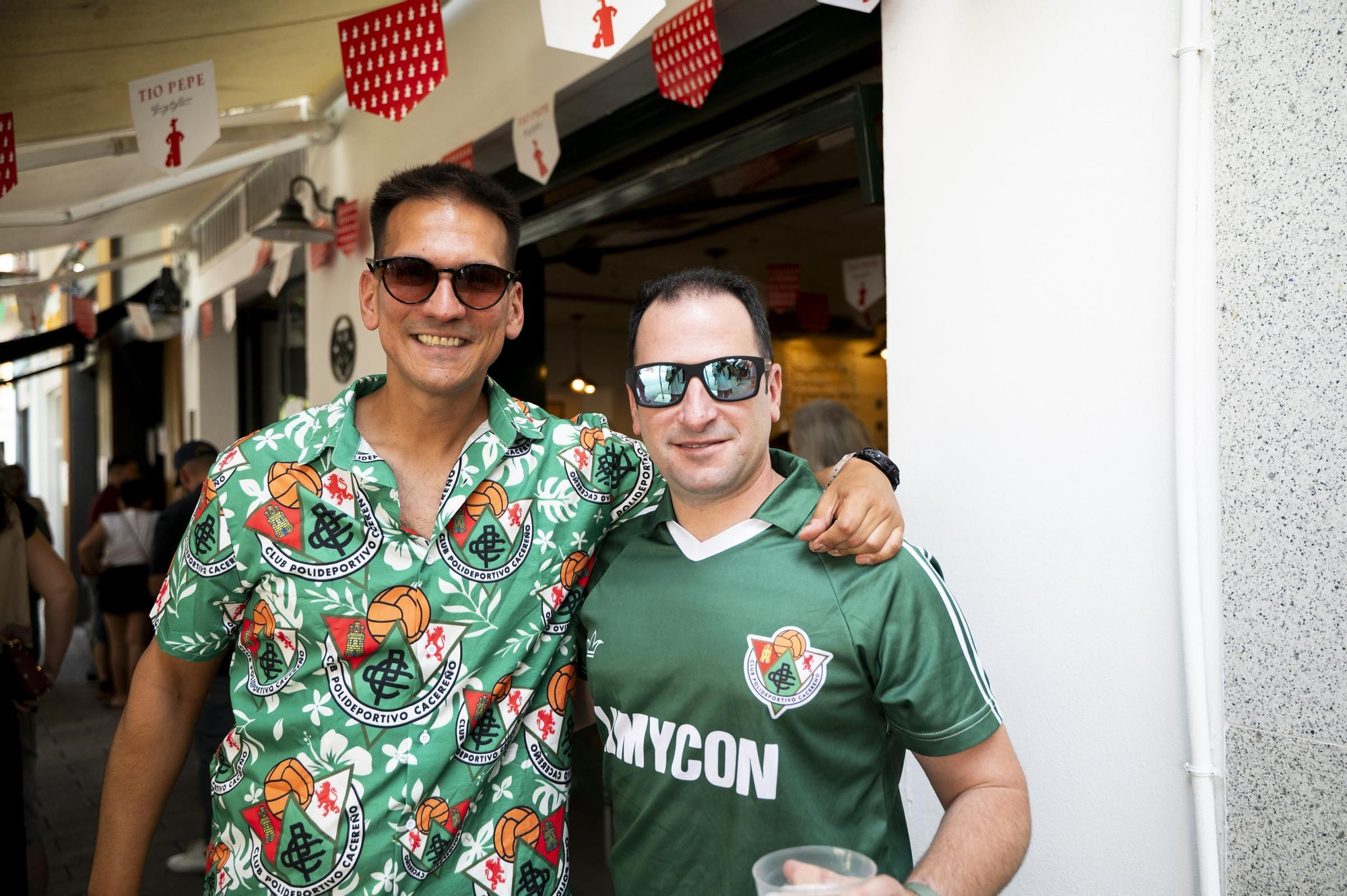Fotogalería | Ambiente en la Feria de Día de Cáceres marcado por el partido del Cacereño: búscate en las imágenes