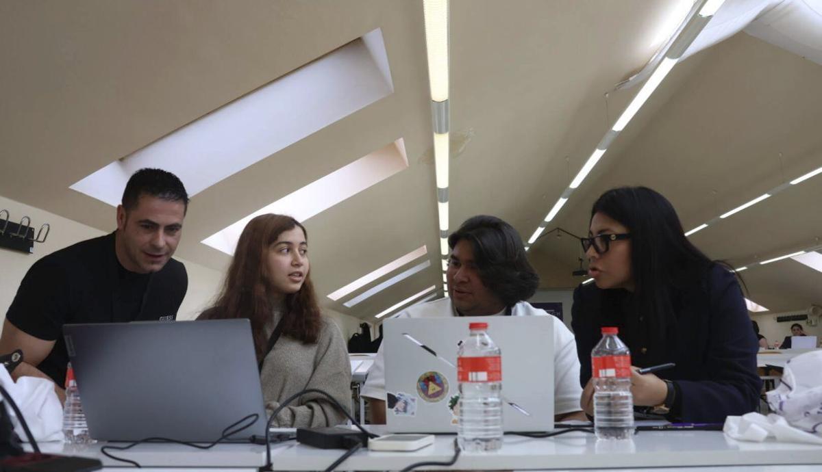Uno de los grupos participantes, trabajando sobre el proyecto que iban  a presentar. | VÍCTOR GARRIDO