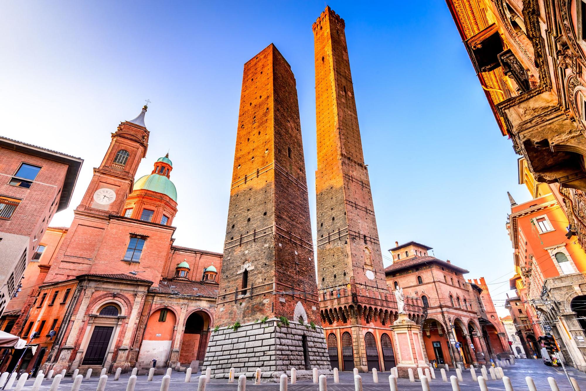 Las torres de Bolonia son un ejemplo de la arquitectura medieval que domina la ciudad
