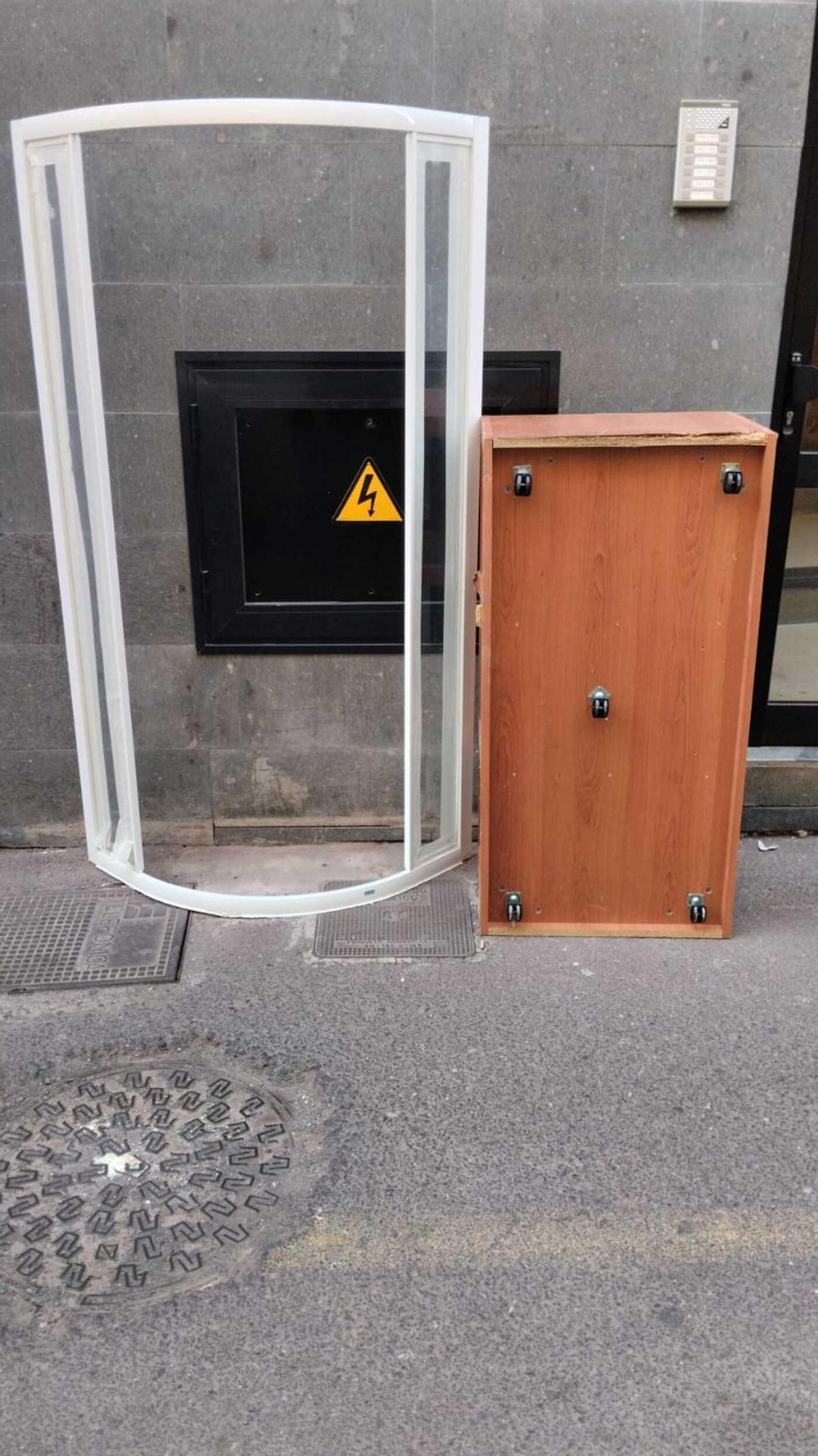 Enseres tirados en calles de Arrecife