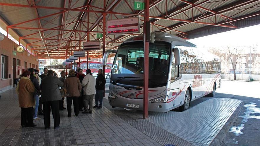 Herido grave el conductor de un autobús de Badajoz al explotar la batería del vehículo