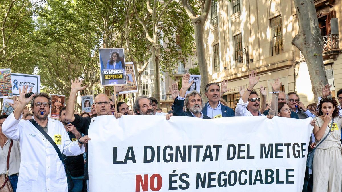 FOTOS | Los médicos vuelven a las calles de Palma en la tercera semana de huelga: "No es vocación, es explotación"
