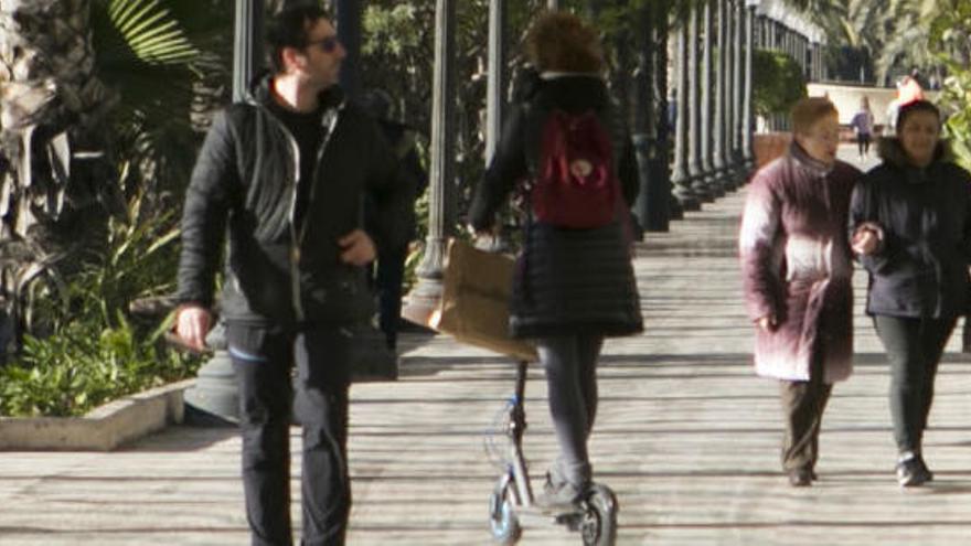 Un patinete ayer en la Explanada, por donde quedará prohibida su circulación