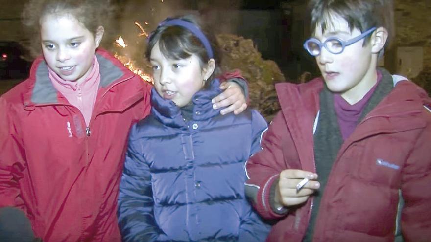 Tres de los niños participantes en el polémico festejo. // Localvisão TV