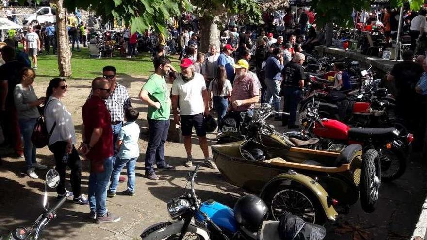 Ribadedeva ruge con su VII Concentración de motos clásicas