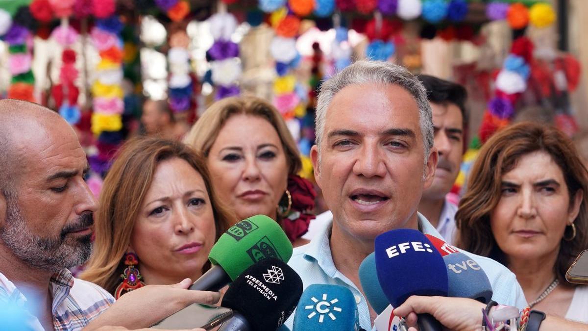 Elías Bendodo comparece ante los medios durante la Feria de Málaga