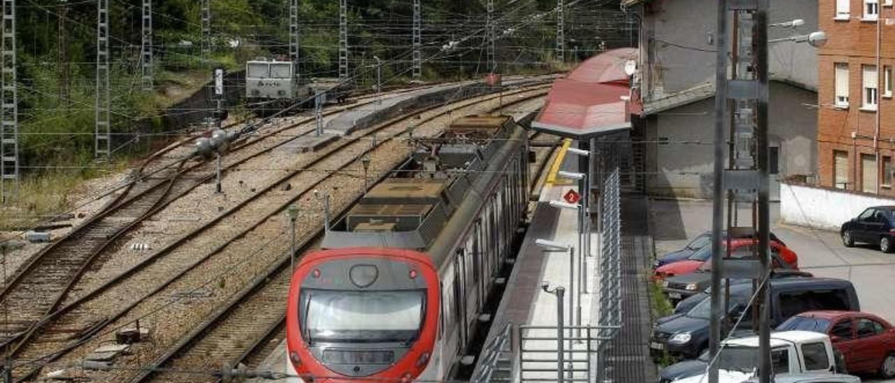 Una unidad de cercanías, en la estación de tren de Pola de Lena.