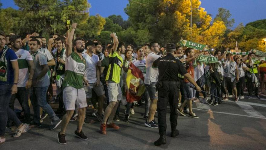 Seguidores del Elche llegando el pasado miércoles al Rico Pérez