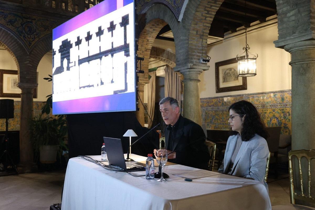 La conferencia fue impartida por Jesús Alonso Porras, canónigo archivero bibliotecario adjunto, y por Patricia Gómez Gómez, restauradora del Cabildo Catedral de Córdoba.