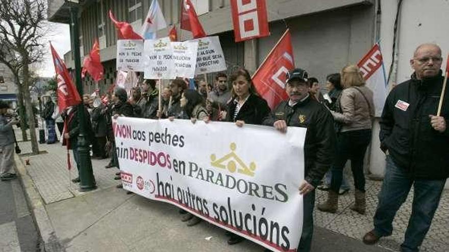 Protesta de los trabajadores de Paradores frente al Parlamento.  // Xoán Álvarez