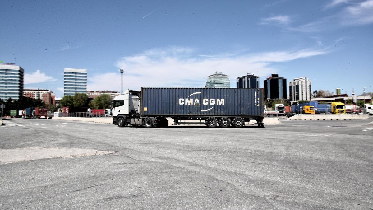 Un camión circula por una estación de mercancías.