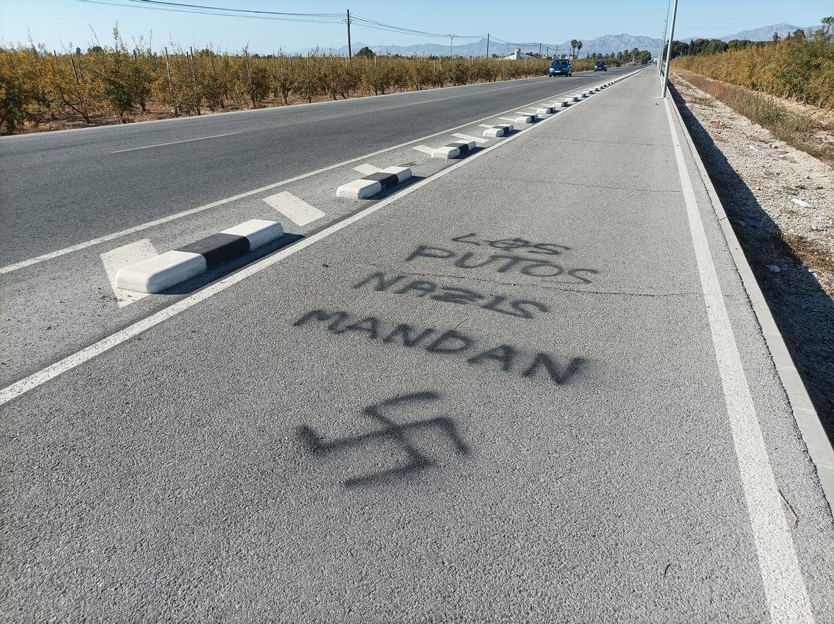 Unas pintadas en el carril bici en Catral.