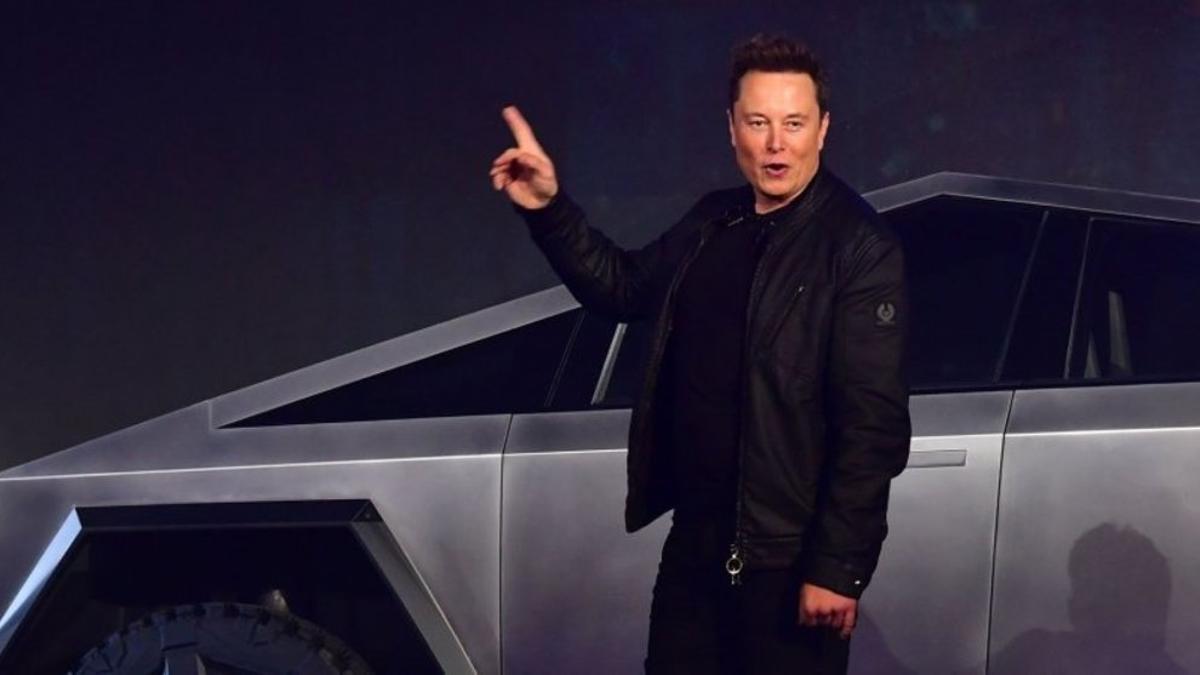 Elon Musk derriba un poste de tráfico montado en su Cybertruck