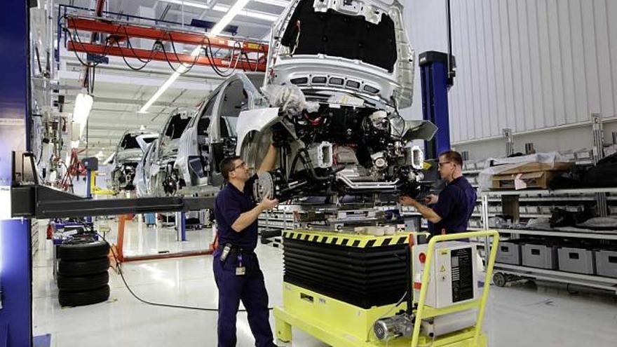 Un grupo de operarios de Mercedes trabaja en la fabricación del modelo de coche eléctrico  que lanzará al mercado