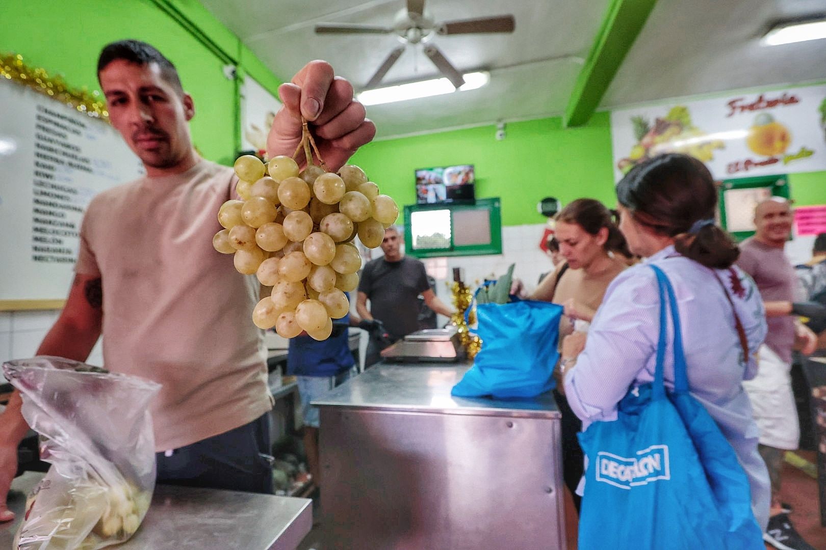 Compra de uvas en el mercado de Santa Cruz de Tenerife