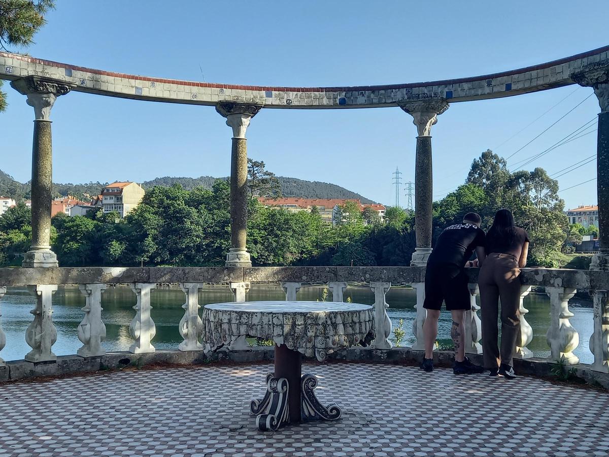 El cenador, en el que destacan los elementos de cerámica y piedra, como el suelo o la mesa.