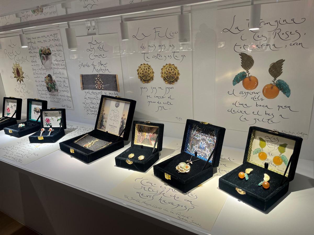 Algunos de los pendientes que se exhiben en el González Martí.