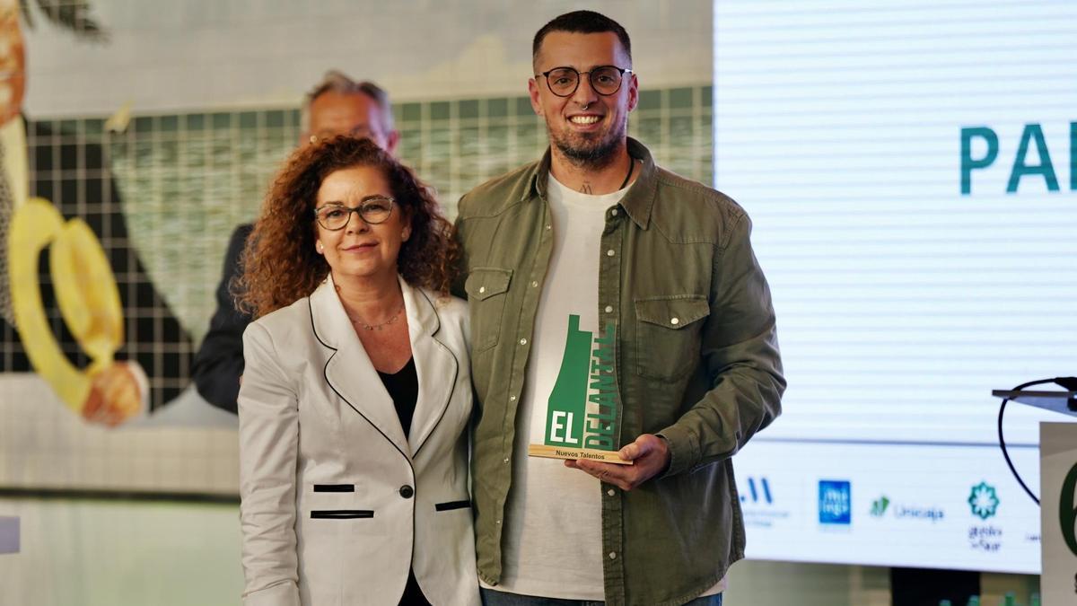 Belén Parejo, directora de Comunicación de Vértice Training, entregó  el Premio Nuevo Talento a Pablo Vega  en los Premios El Delantal.