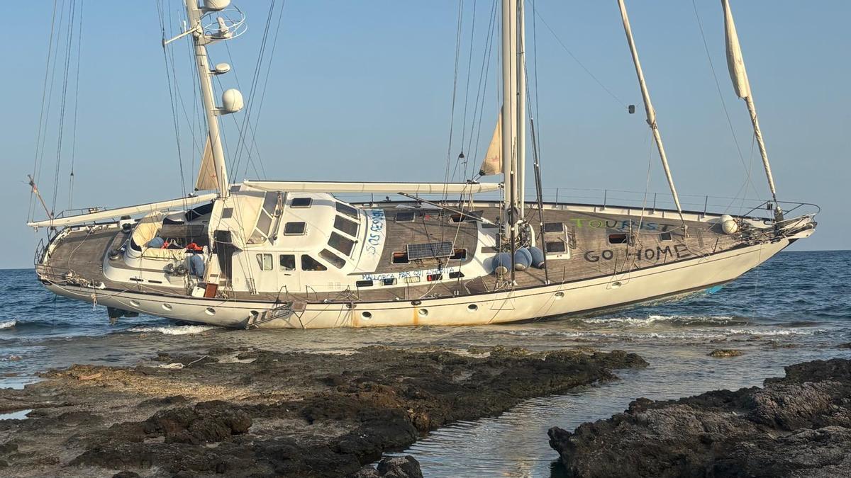 Grafitis de 'tourist go home' en el Acoa, el gran velero encallado en Son Servera que continúa abandonado desde enero