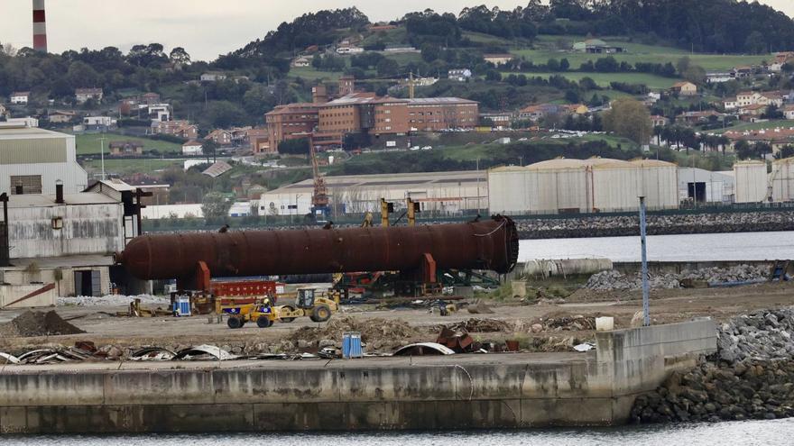 Trabajos de Indra para constuir una pista de pruebas para blindados al aire libre en el recinto del Tallerón de Gijón. | MARCOS LEÓN