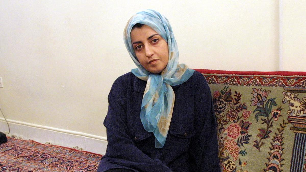 Narges Mohammadi, periodista y activista iraní galardonada con el Premio Nobel de la Paz 2023.