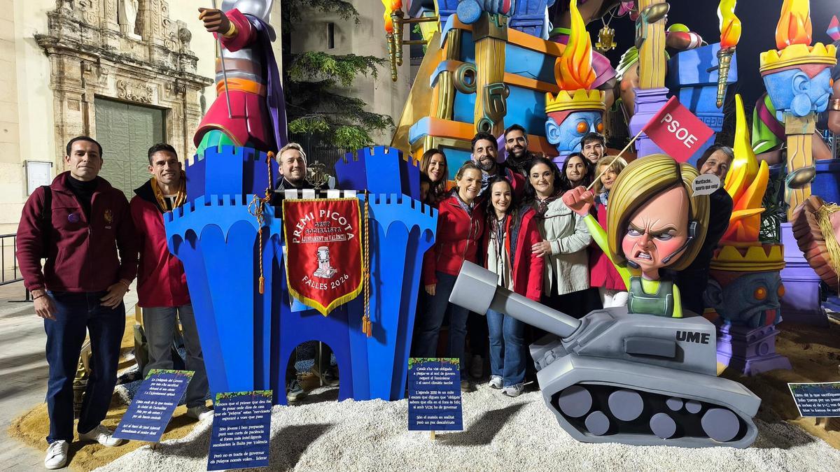 El Grupo Socialista con la falla agraciada con el premio Picota.