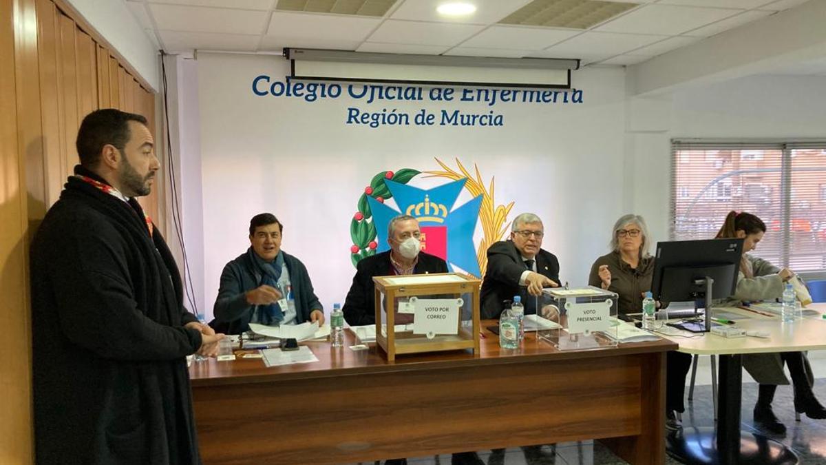 Mesa electoral en la sede del Colegio de Enfermería de Murcia.