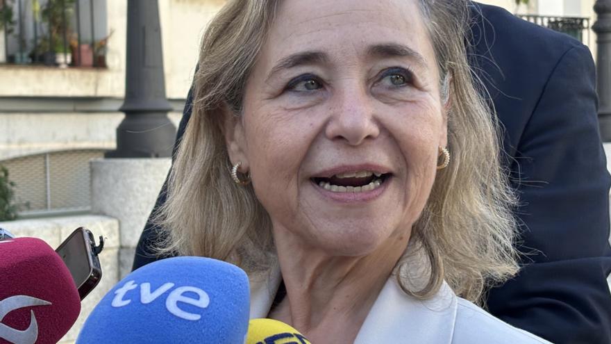 La consejera de Educación de la Junta de Extremadura, María Mercedes Vaquera, atiende a los medos de comunicación