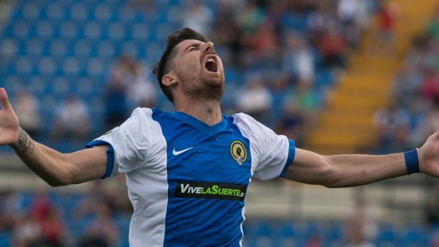 Javi Flores celebra un gol esta temporada al Eldense en el Rico Pérez