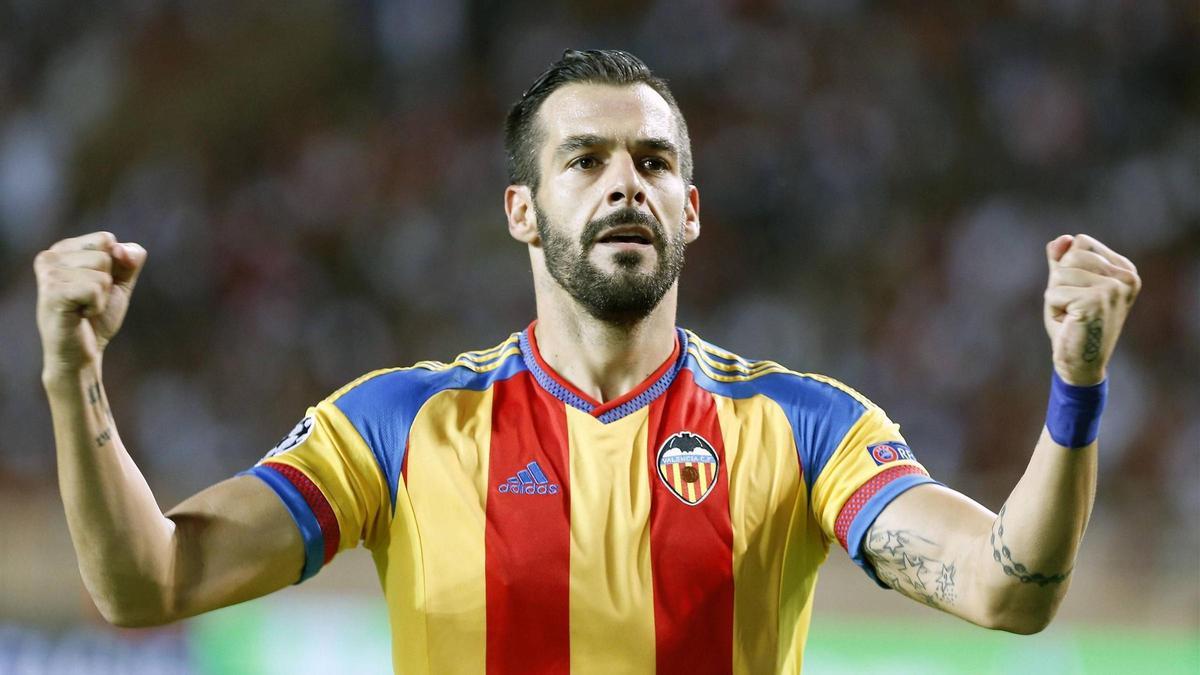 Álvaro Negredo, con la Senyera del Valencia