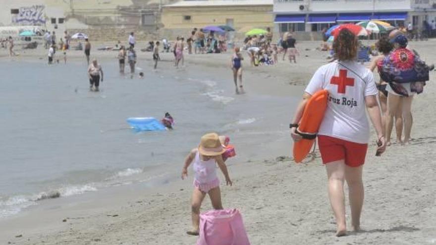 Los socorristas durante el servicio de vigilancia en Santa Pola, este verano.