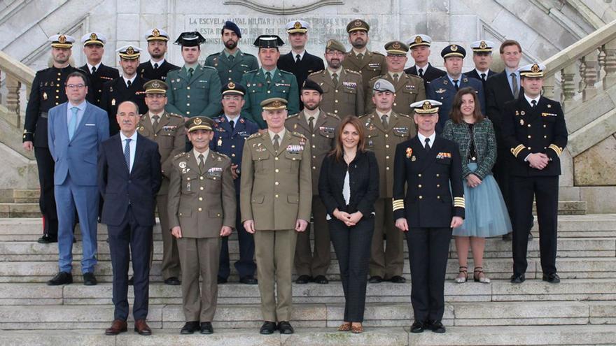 Alumnos del curso y diversas autoridades tras la clausura de ayer.